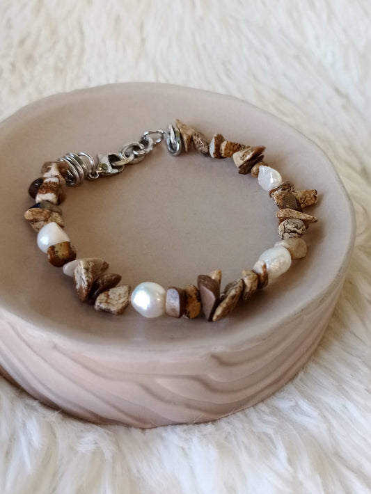 Pulsera de Jaspe Madera, Perlas de Río y Acero Quirúrgico